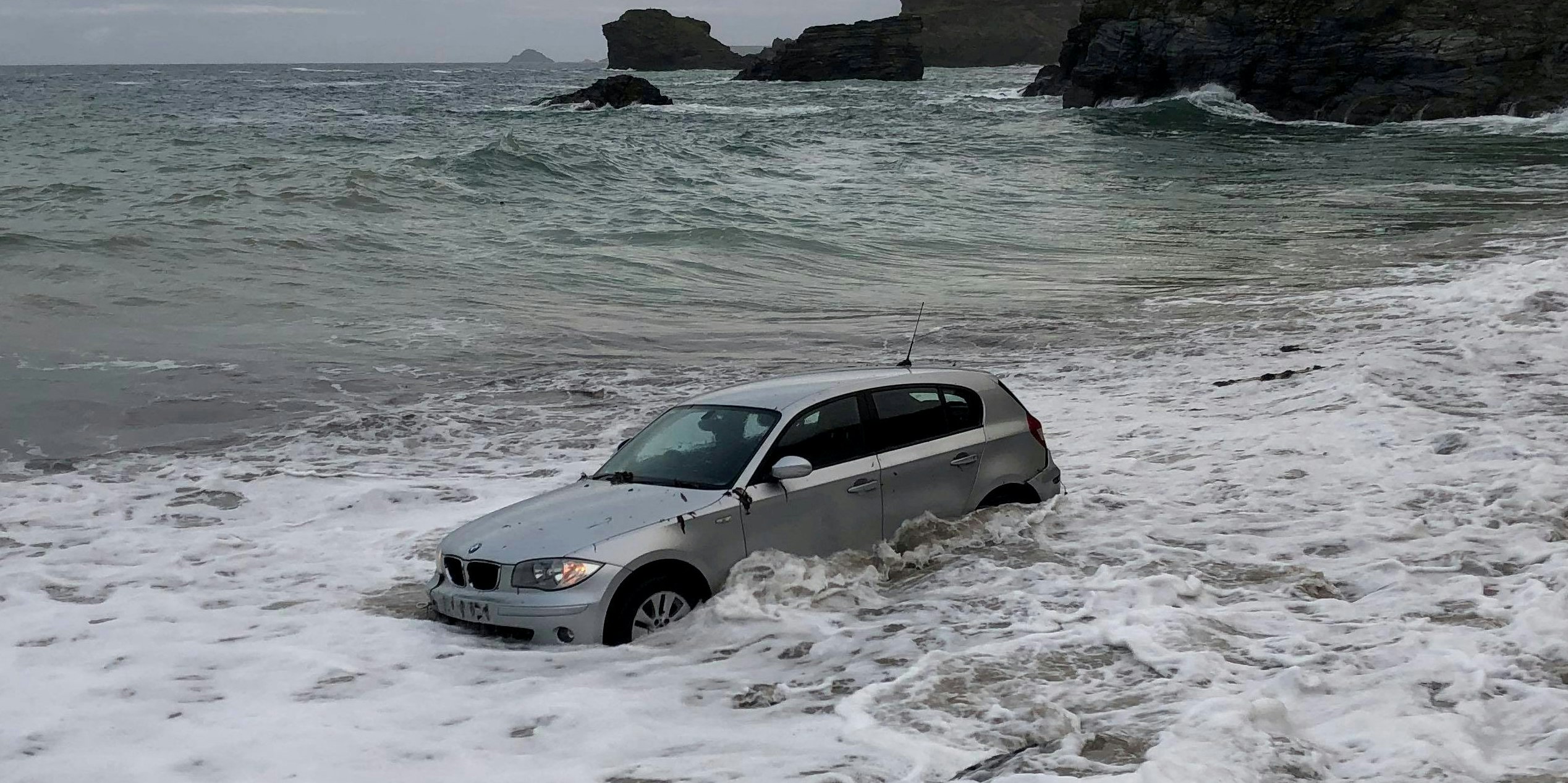 BMW-Fahrer kommt zum Auto zurück, erlebt böse Überraschung