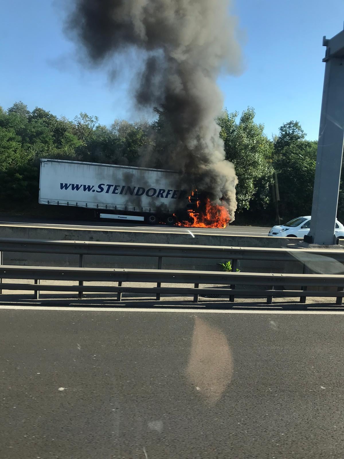 Der Lkw brannte lichterloh.