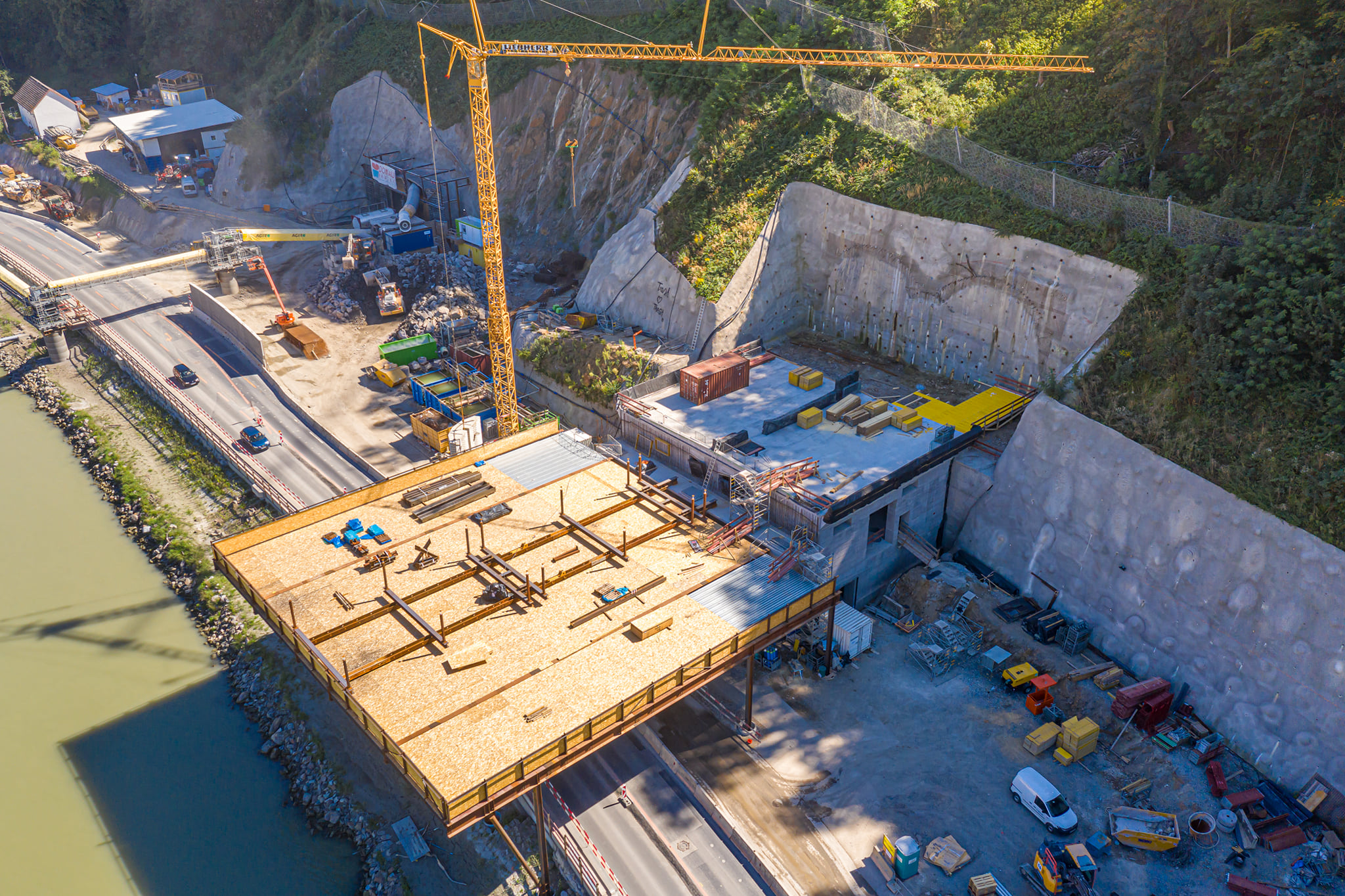 Auf diese Überführung werden die Brückenteile dann gehoben. 