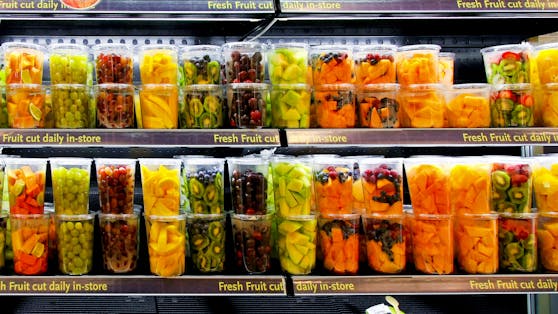 Sieben von acht Obstsalate fielen im VKI-Test wegen erhöhter Keimbelastung durch.