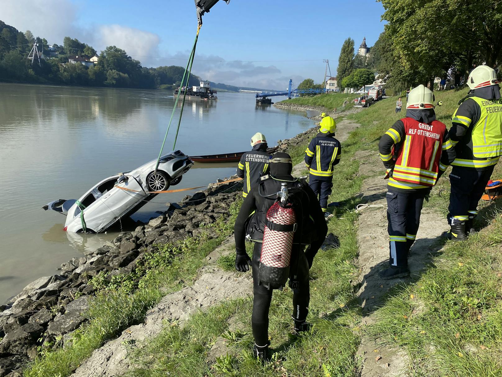 In Ottensheim war ein Auto in die Donau gerollt, die Feuerwehr barg es.