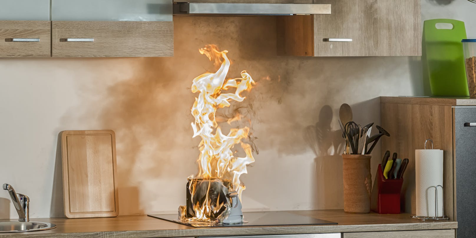 Das Feuer in der Küche konnte vom Bewohner selbst gelöscht werden. Symbolbild.