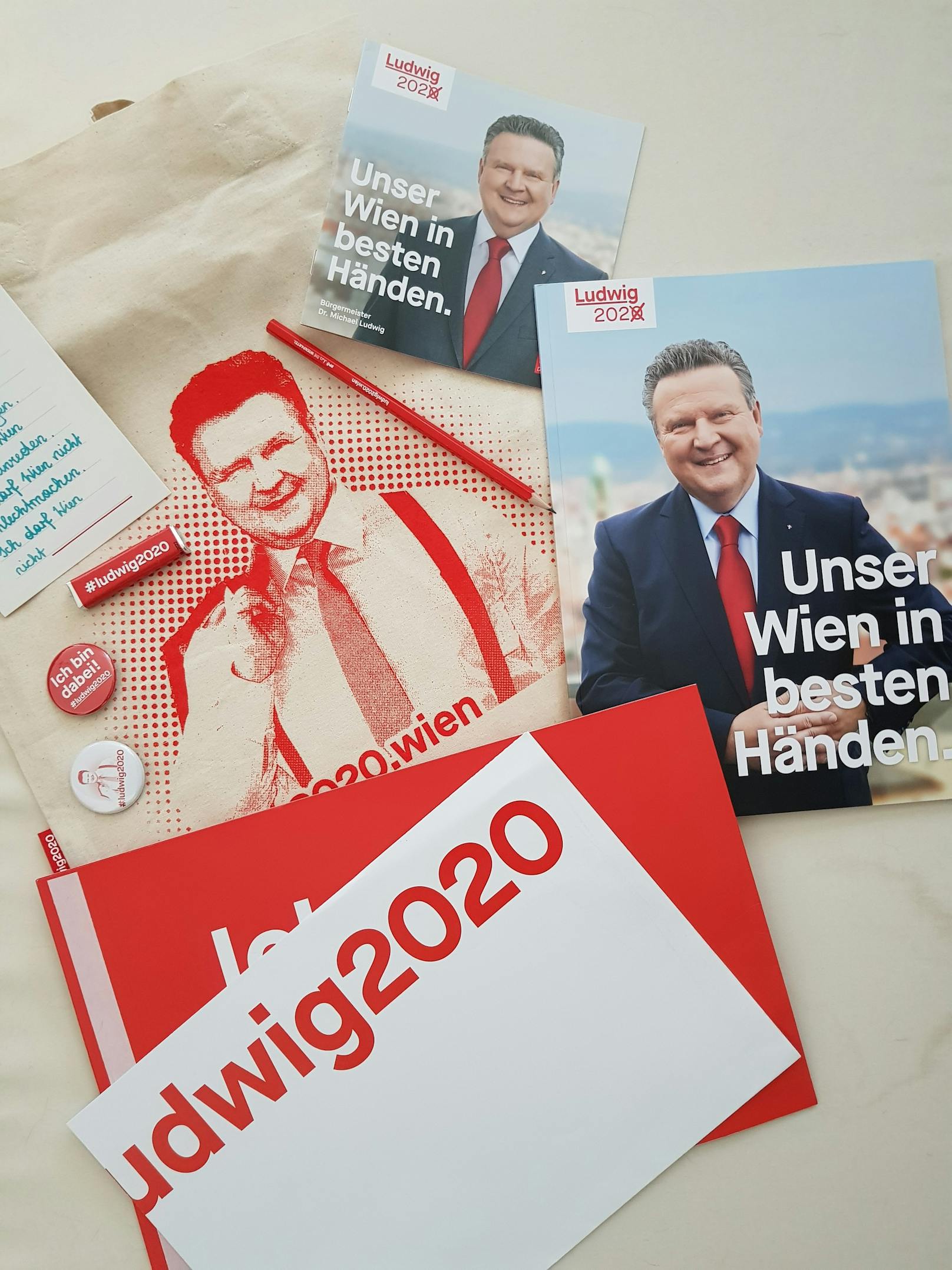Wie ihre Kampagne sind auch die Wahlkampf-Geschenke der SPÖ ganz auf den Spitzenkandidaten, Bürgermeister Michael Ludwig zu geschnitten. Den Stadtchef gibt es zum "schreiben", "lutschen" und in Form eines Sackerl-Rucksack-Hybrids zum Sachen transportieren.