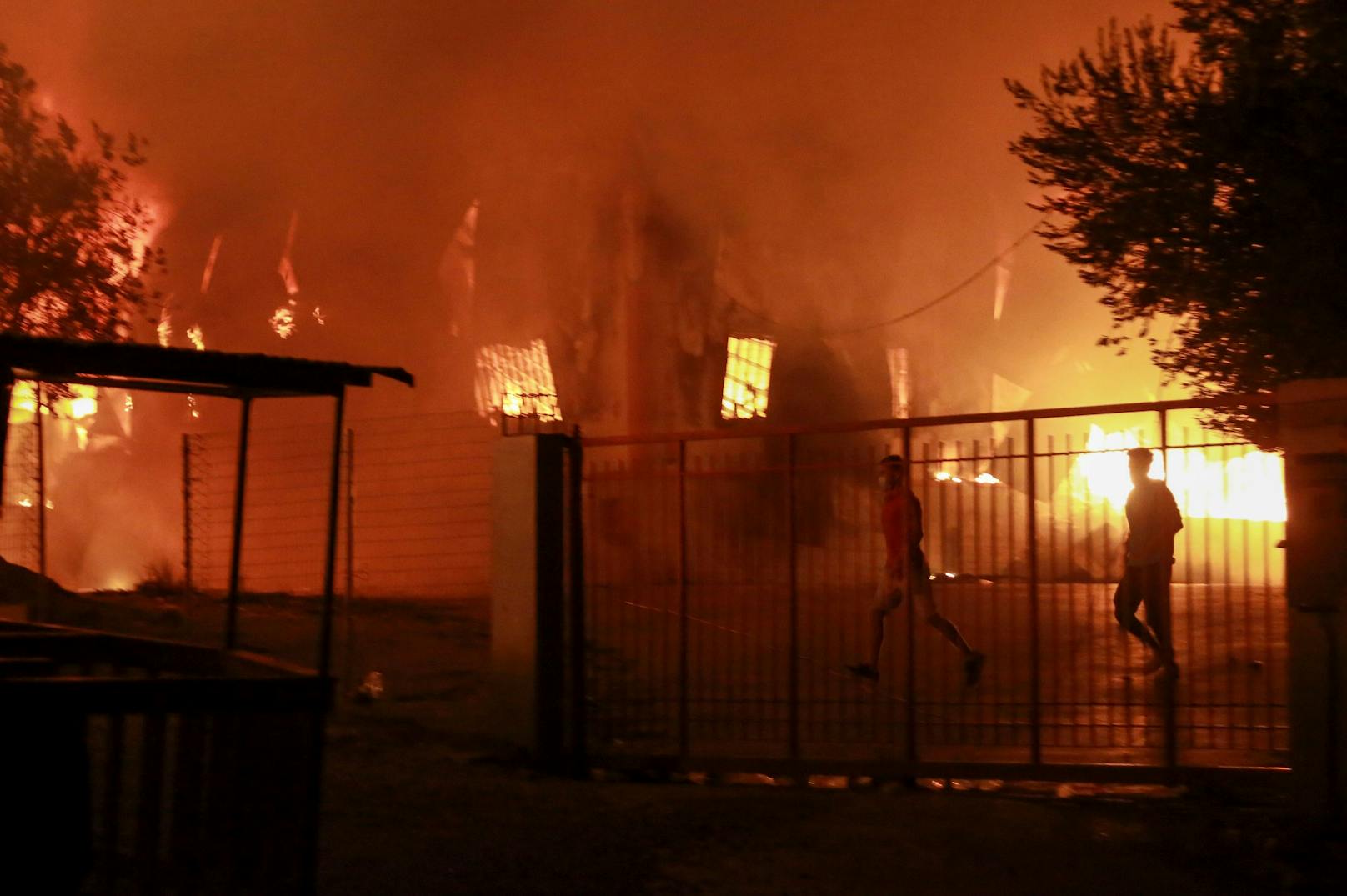Flüchtlinge evakuiert: Im Flüchtlingslager Moria auf Lesbos sind mehrere Brände ausgebrochen.