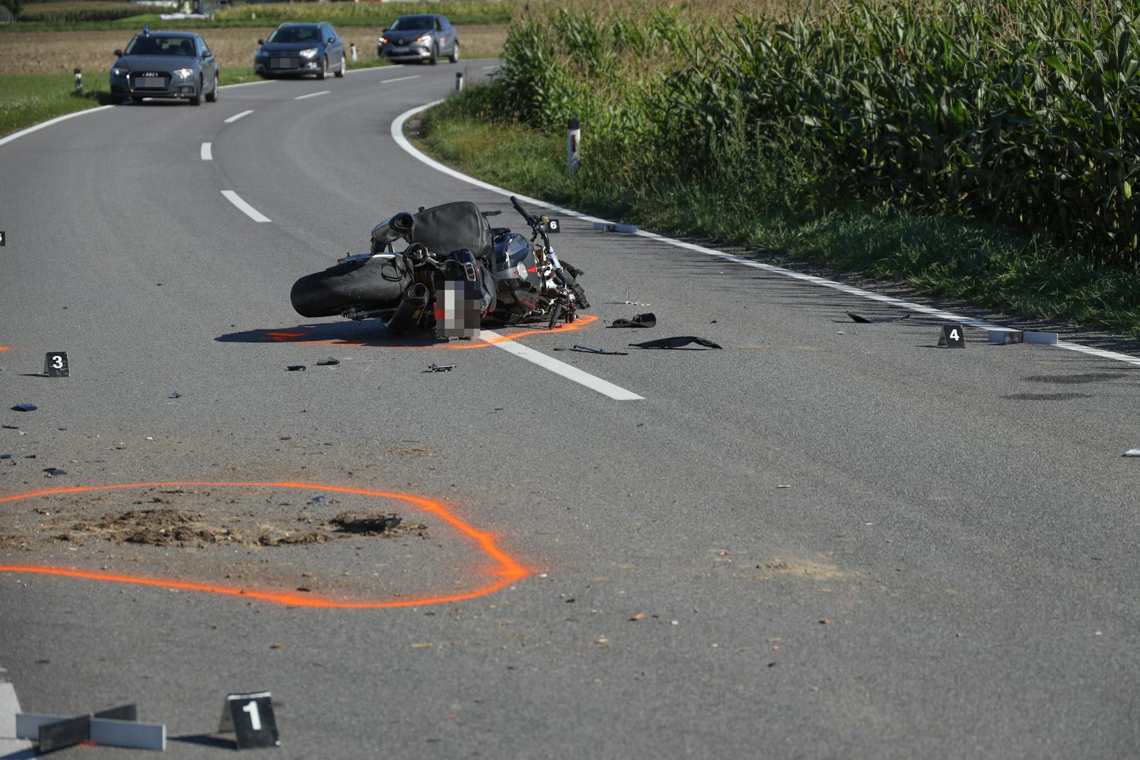 Der Biker krachte gegen einen Traktor und starb noch vor Ort.