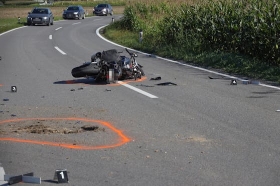 Der Biker krachte gegen einen Traktor und starb noch vor Ort.
