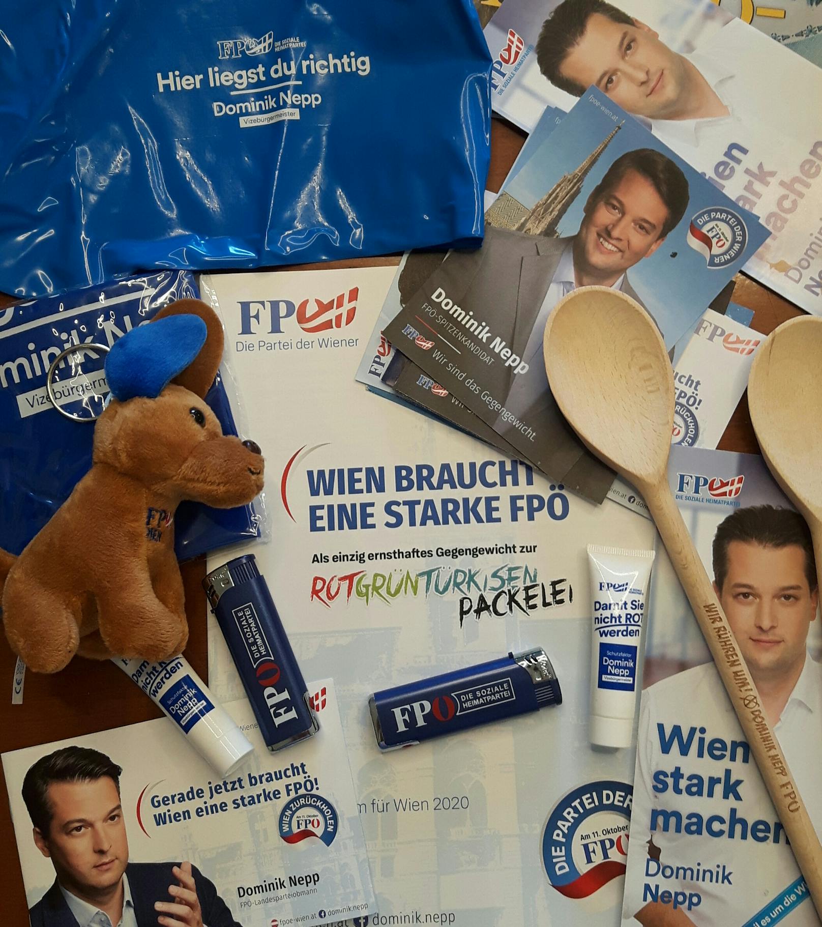 Die FPÖ geht mit dem traditionellen Plüsch-Schlüsselanhänger (diesmal Hund statt Bär), Sonnenschutzmittel und Kochlöffel auf Stimmenfang.