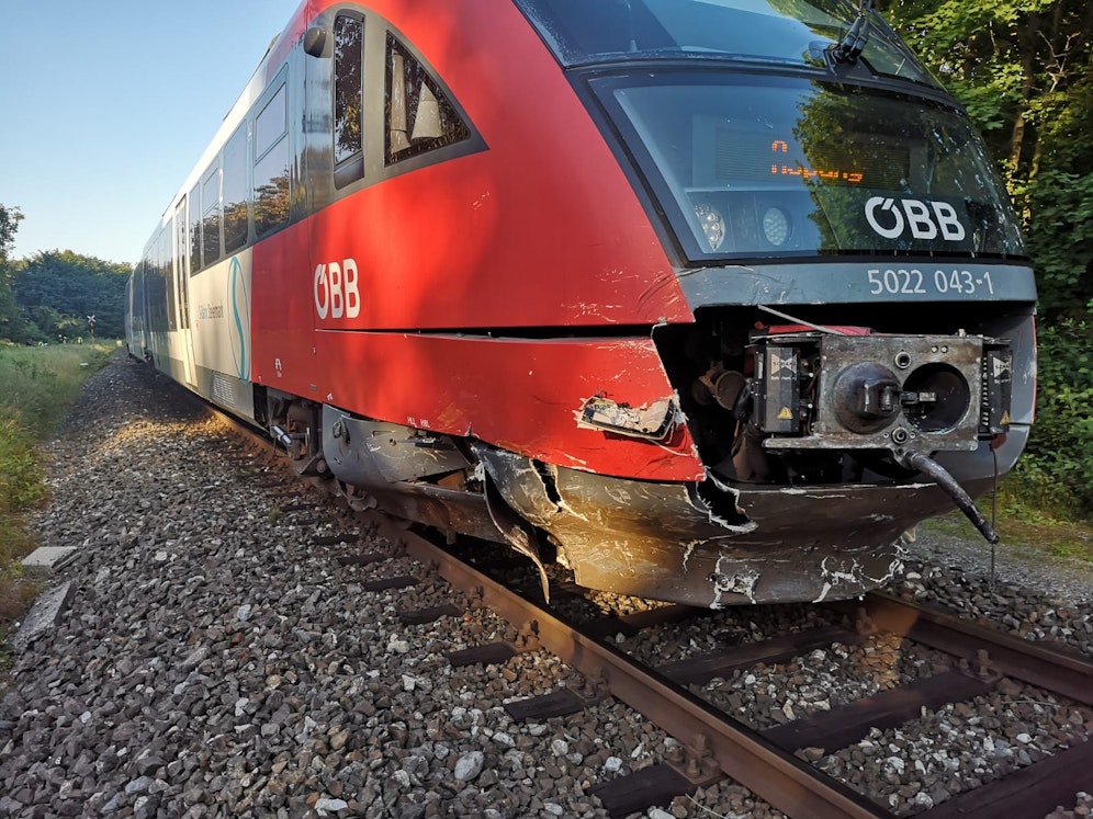 Zug rammte Auto: 2 Tote