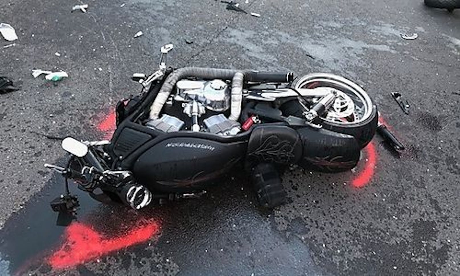 Der Harley-Fahrer wurde nach seinem Unfall von Ersthelfern reanimiert. (8. September 2020)