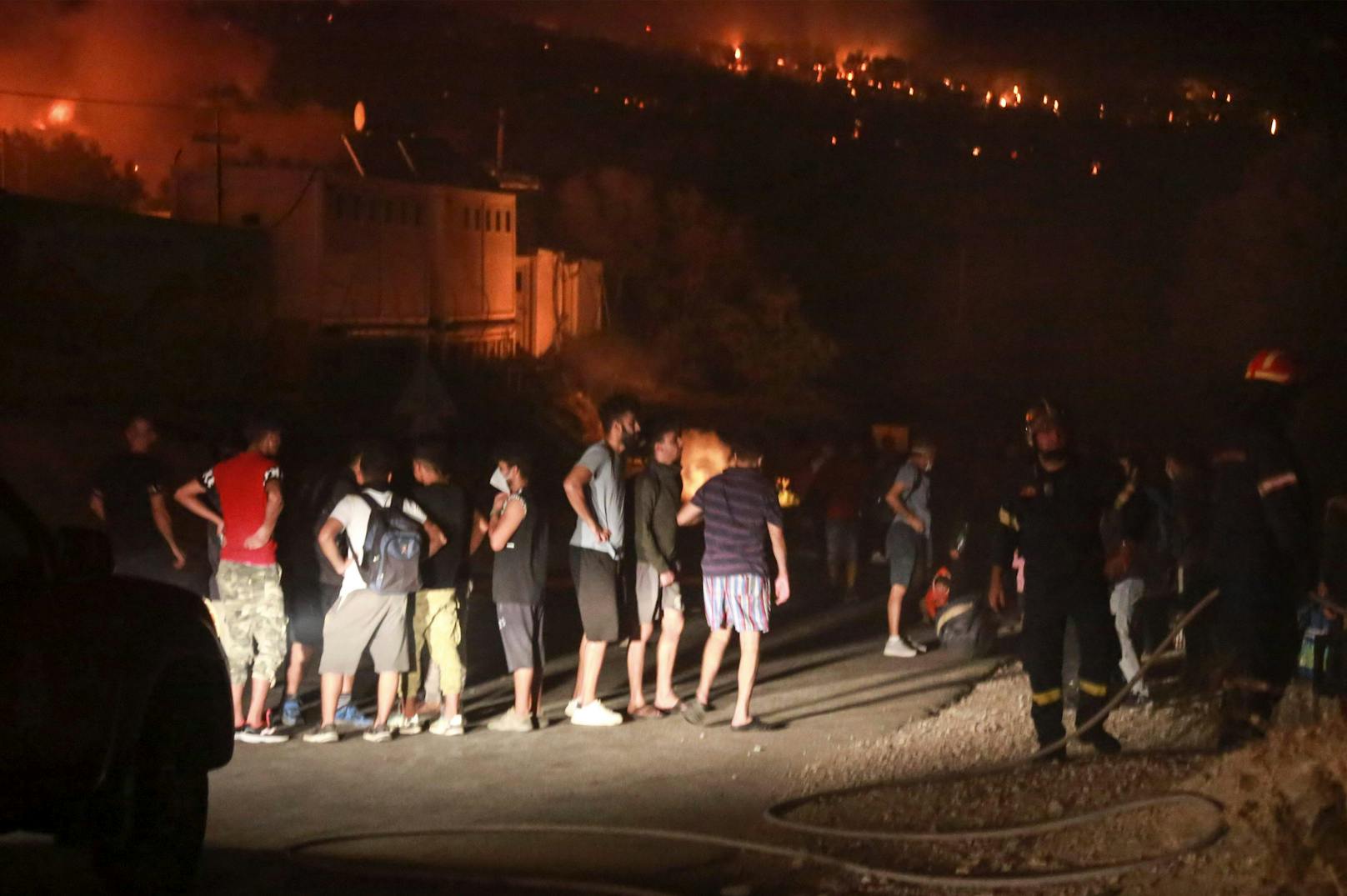 Flüchtlinge evakuiert: Im Flüchtlingslager Moria auf Lesbos sind mehrere Brände ausgebrochen.