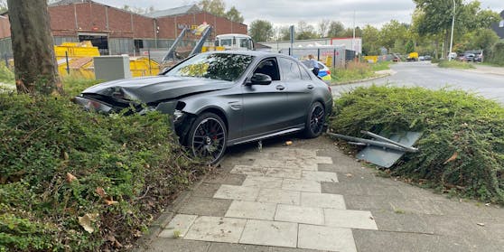 Der Mercedes AMG C 63 S wurde bei dem Crash stark in Mitleidenschaft gezogen