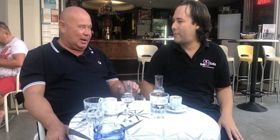 Werner Tomanek trinkt Kaffee in der "Bar Italia".