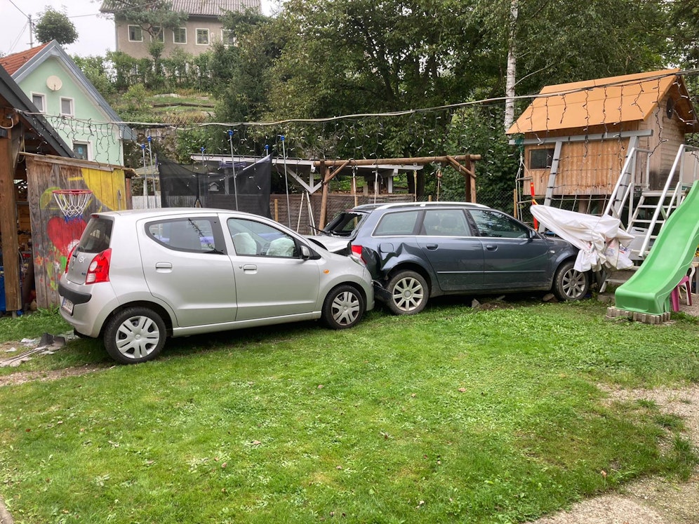 Ein PKW kam von der Fahrbahn ab und schob ein anderes Auto gegen ein Klettergerüst.