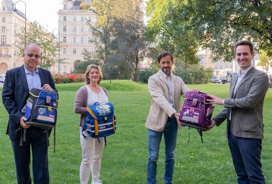 Mit einer 5.000 Euro-Spende unterstützt Geschäftsmann Franz Hörhager (l.) Kinder aus einkommensschwachen Familien beim Schulstart. Die Neos-Politiker Bettina Emmerling und Chrsitoph Wiederkehr stellten den Kontakt zu Caritas-Generalsekretär Klaus Schwertner (2.v.r.) her.
