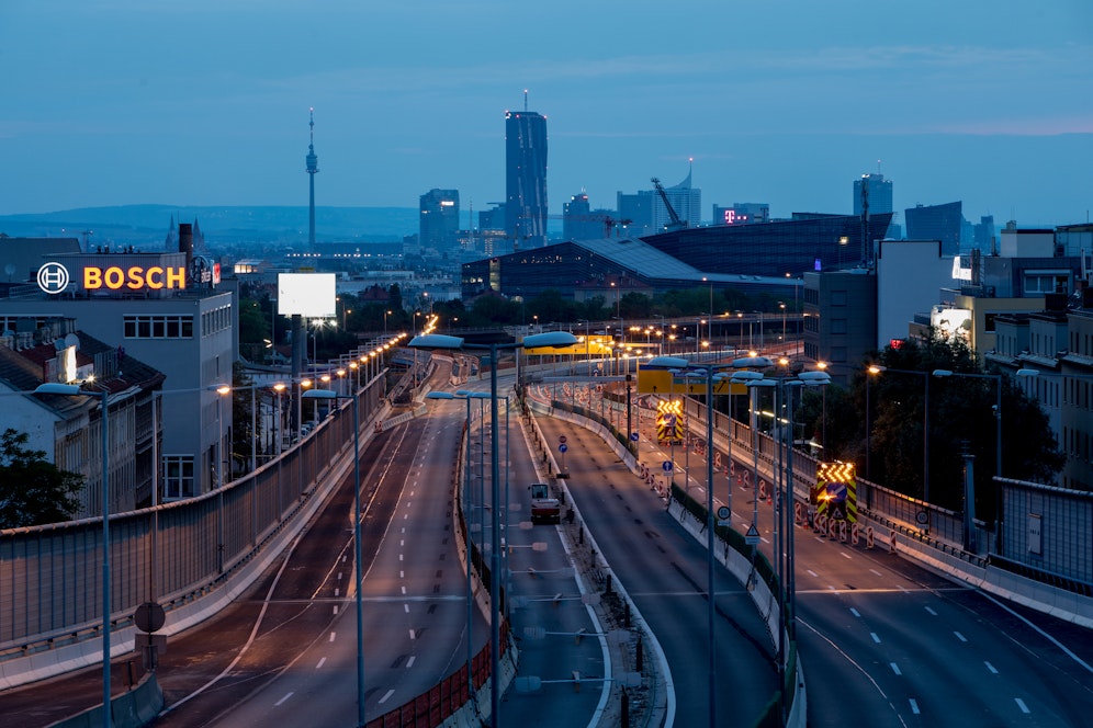 Blick auf die Wiener Südosttangente mit Donauturm und DC-Tower im Hintergrund