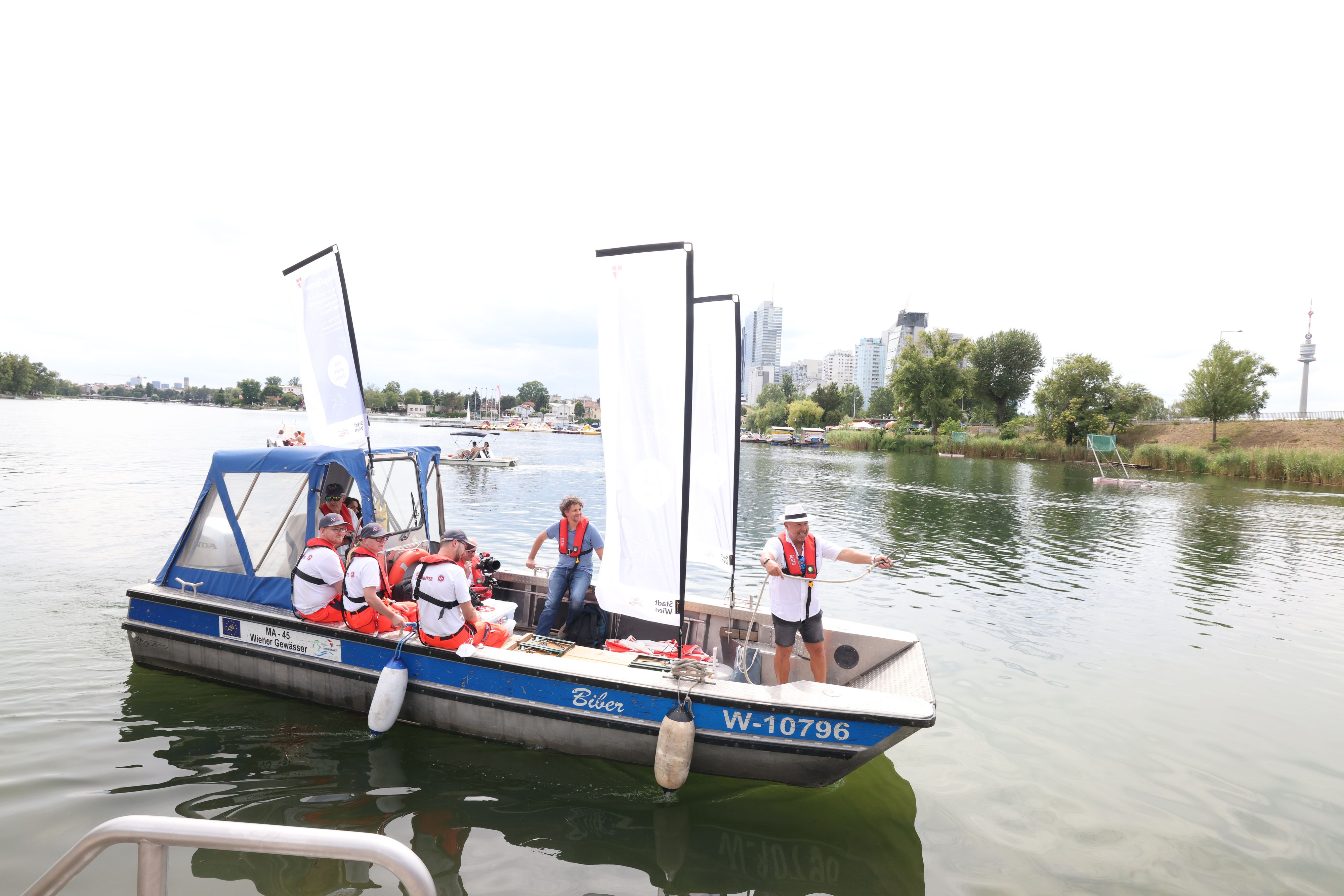 Am Donnerstag stach das Impfboot erstmals in die Alte Donau. Viel hatte die Crew bisher nicht zu tun.