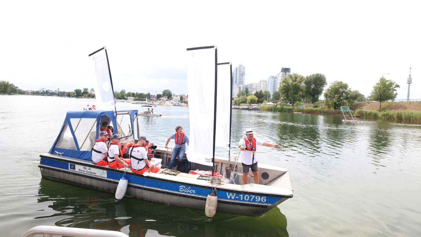 Am Donnerstag stach das Impfboot erstmals in die Alte Donau. Viel hatte die Crew bisher nicht zu tun.