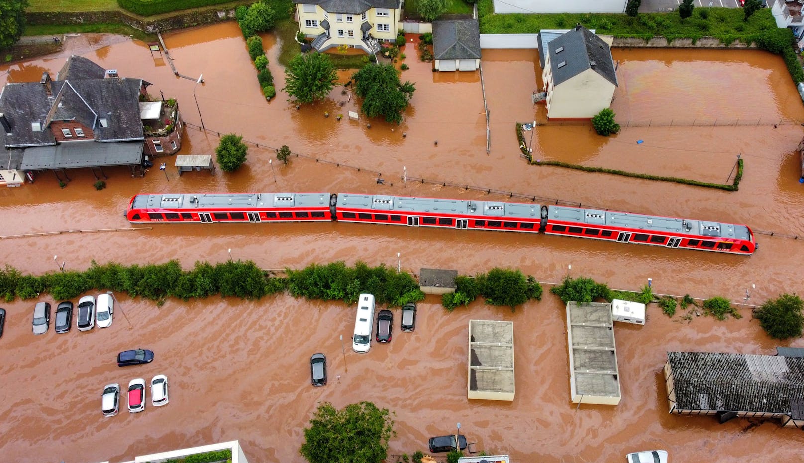 Ein Regionalzug der Deutschen Plan wurde in Kordel ebenfalls Opfer des Hochwassers.