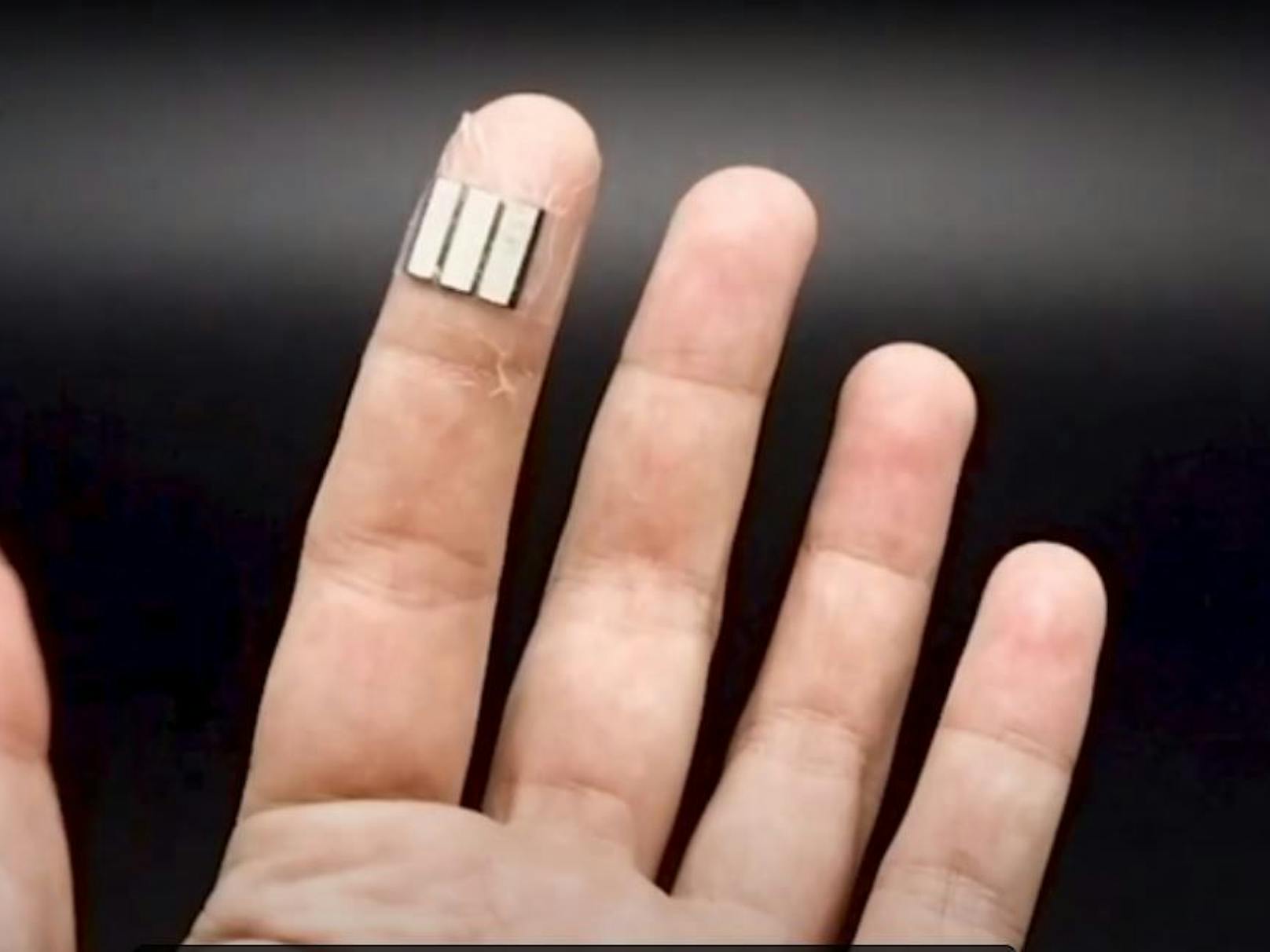 Die Chips können den Schweiß der Fingerkuppen in Elektrizität umwandeln.<br>