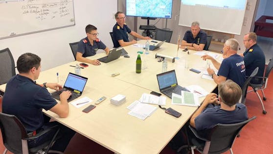 Lagebesprechung mit Landesfeuerwehrkommandant Dietmar Fahrafellner