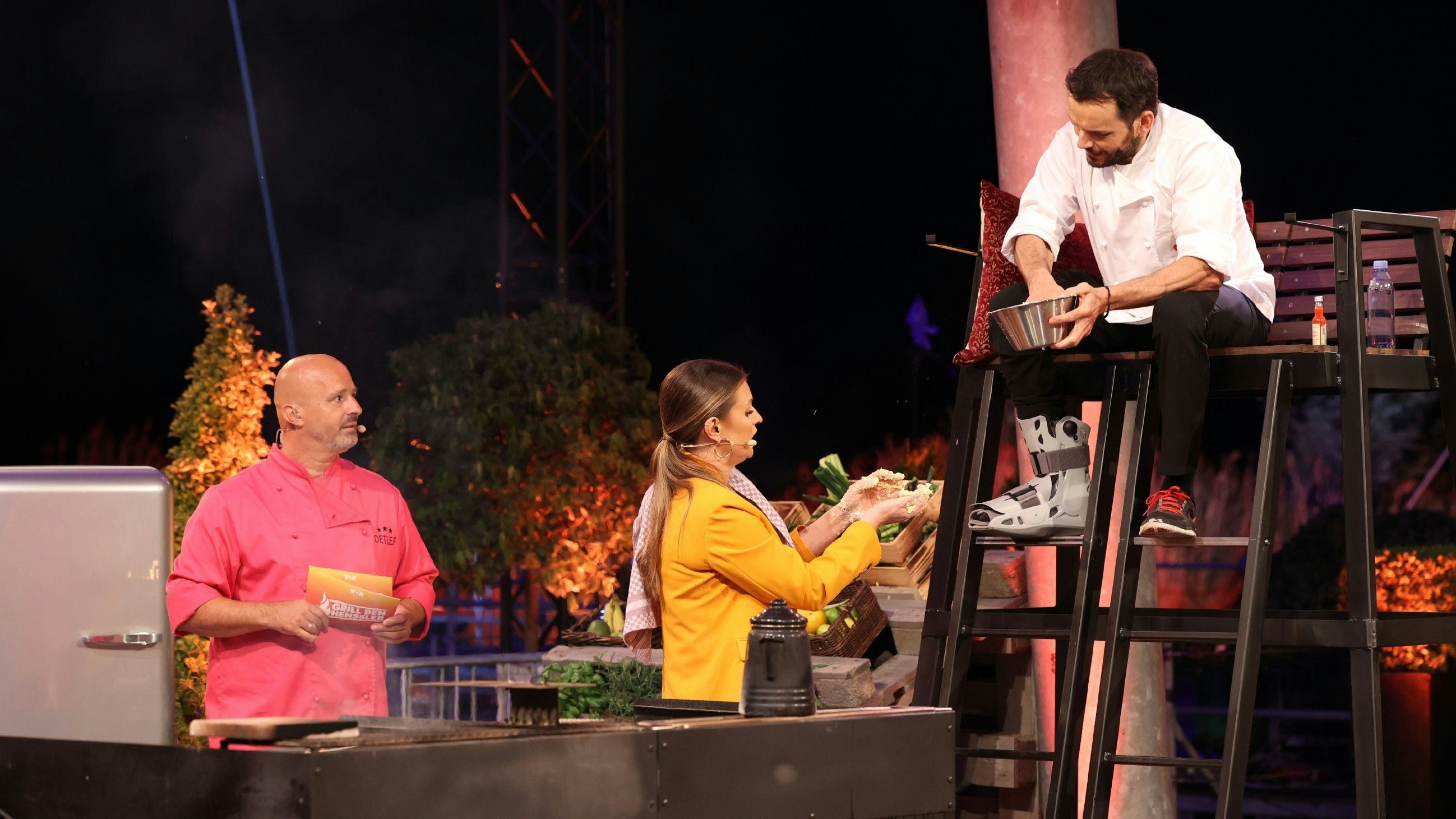 Profi-Koch Steffen Henssler (r.), Detlef "Deffi" Steves, Moderatorin Laura Wontorra