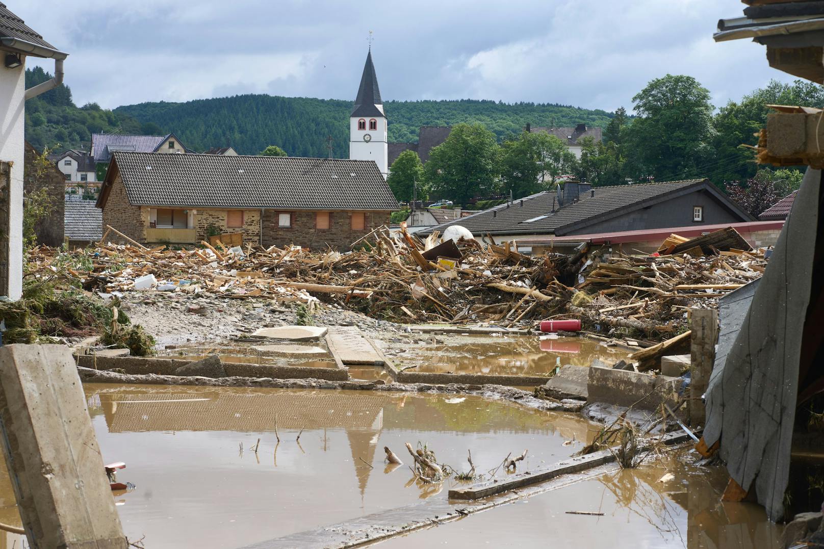 In der Gemeinde Ahrweiler sind durch die Kraft des Wassers mindestens sechs Häuser eingestürzt.
