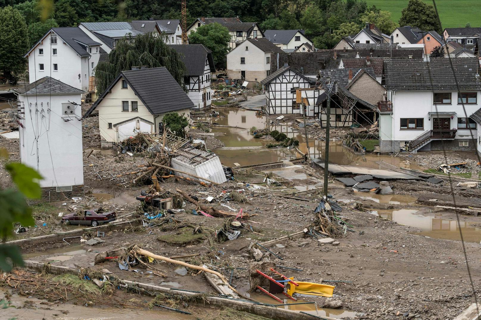 Der Krisenstab im Rhein-Erft-Kreis in Nordrhein-Westfalen, südwestlich von Bonn, hat am Donnerstag den Katastrophenfall ausgerufen.