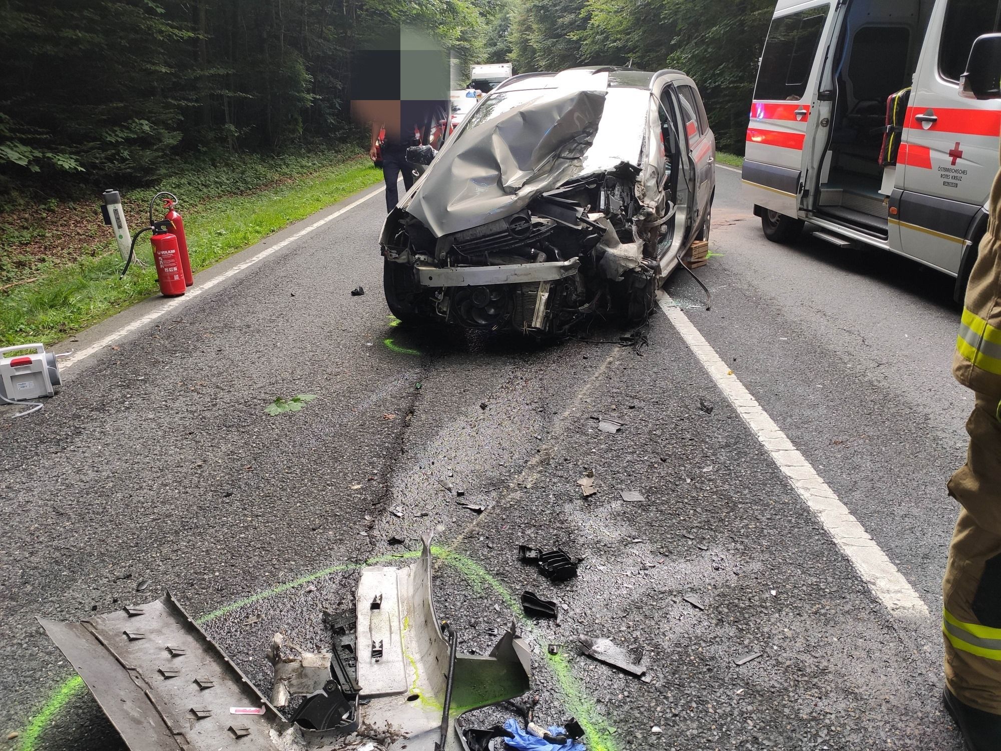 Ein 82-Jähriger geriet mit seinem Auto auf die Gegenfahrbahn, streifte einen Lkw und prallte frontal gegen einen Mini Cooper. 
