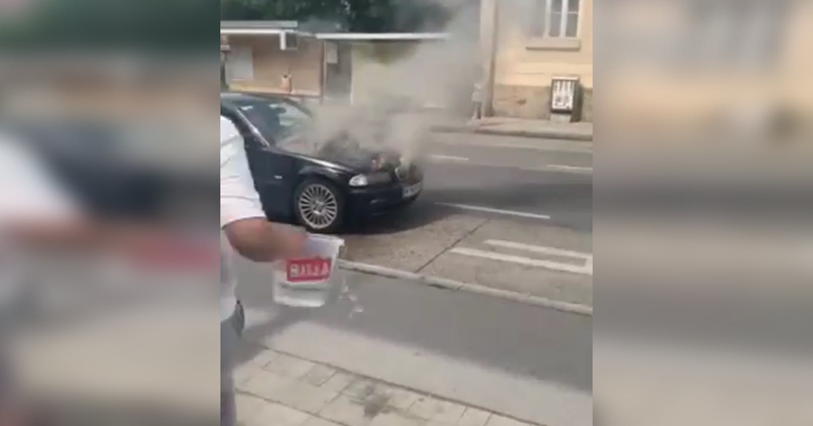 Ein BMW geriet aus ungeklärten Umständen in Brand