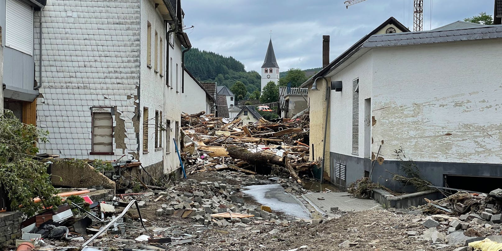 Ganze Straßenzüge wurden in der Ortschaft Hohenlimburg verwüstet. Tonnenschweres Gestein vernichtete hier Straßen, begrub Autos fast komplett. 