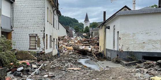 Ganze Straßenzüge wurden in der Ortschaft Hohenlimburg verwüstet. Tonnenschweres Gestein vernichtete hier Straßen, begrub Autos fast komplett.