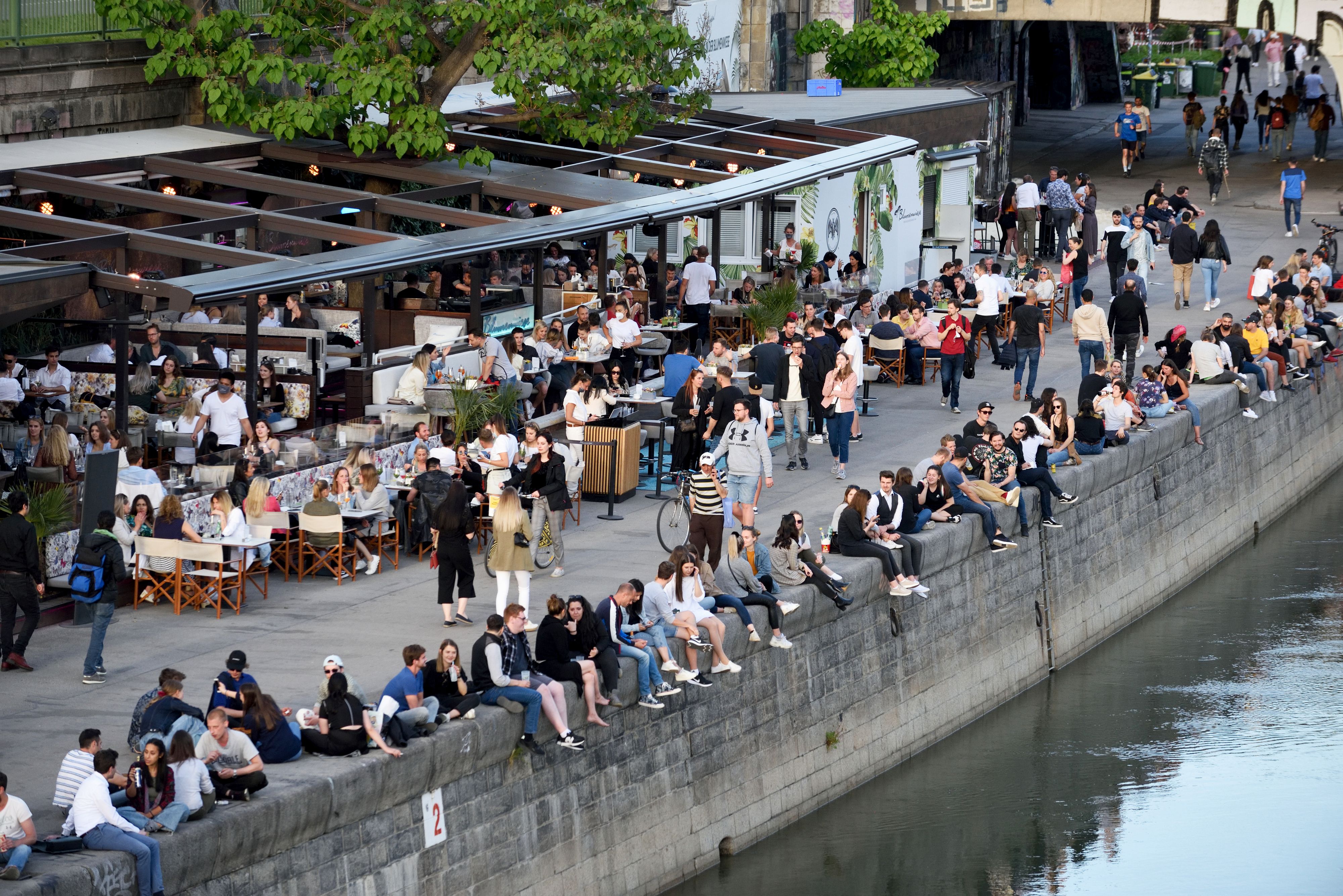 Junge Menschen stürmen bei Schönwetter die Promenaden am Wiener Donaukanal. Archivbild