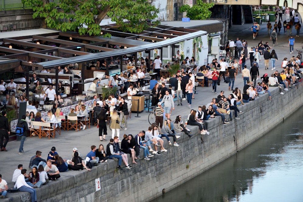 Junge Menschen stürmen bei Schönwetter die Promenaden am Wiener Donaukanal. Archivbild