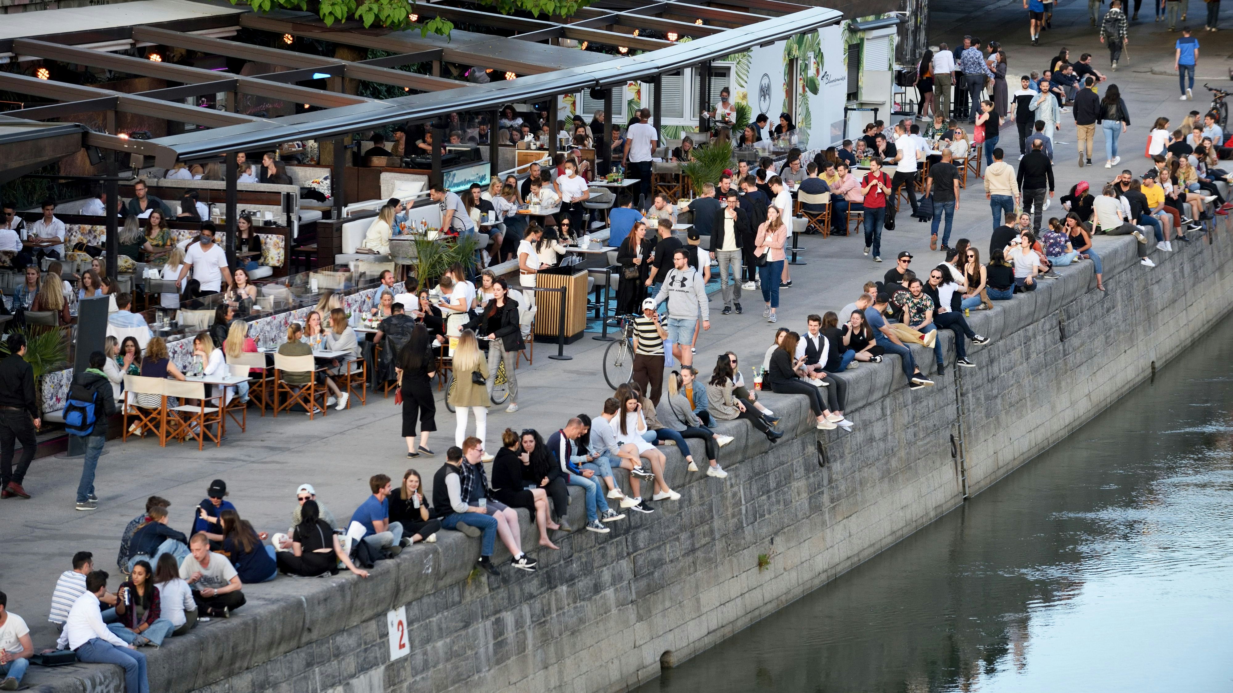 Junge Menschen stürmen bei Schönwetter die Promenaden am Wiener Donaukanal. Archivbild