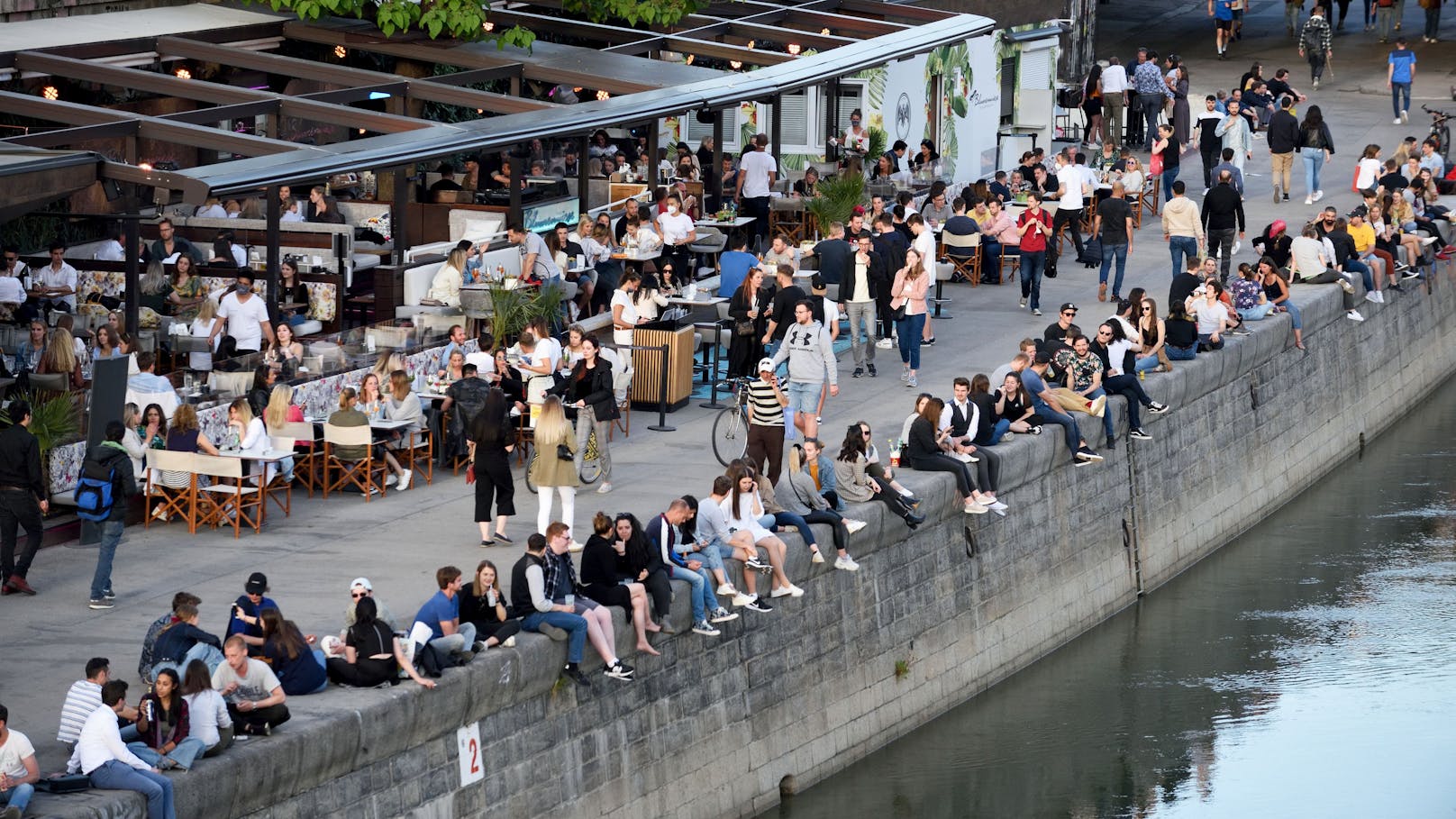 Junge Menschen stürmen bei Schönwetter die Promenaden am Wiener Donaukanal. Archivbild