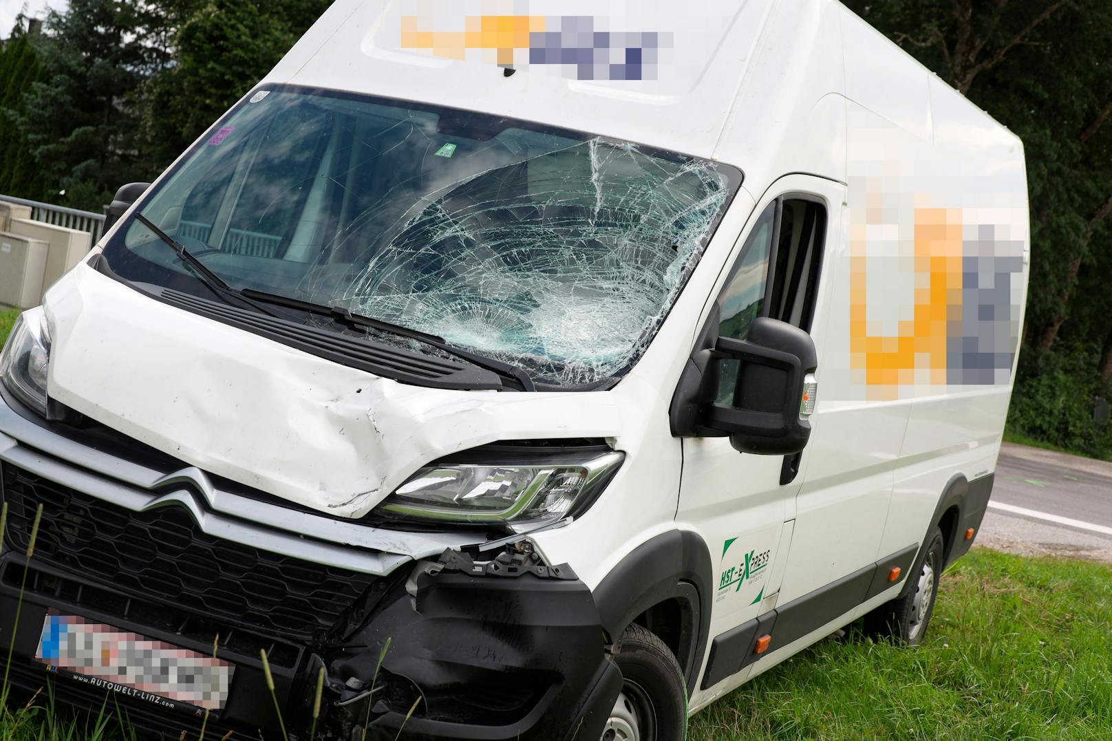 Bei einem Verkehrsunfall in Oberhofen am Irrsee sind am 16. Juli 2021 zwei Menschen ums Leben gekommen.