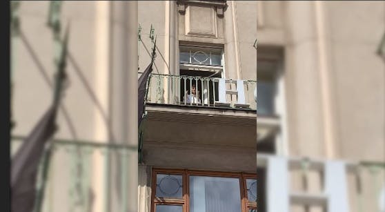 Wer versteckt sich da im Hotel? Frontsänger der ESC Gewinnerband Måneskin, Damiano.