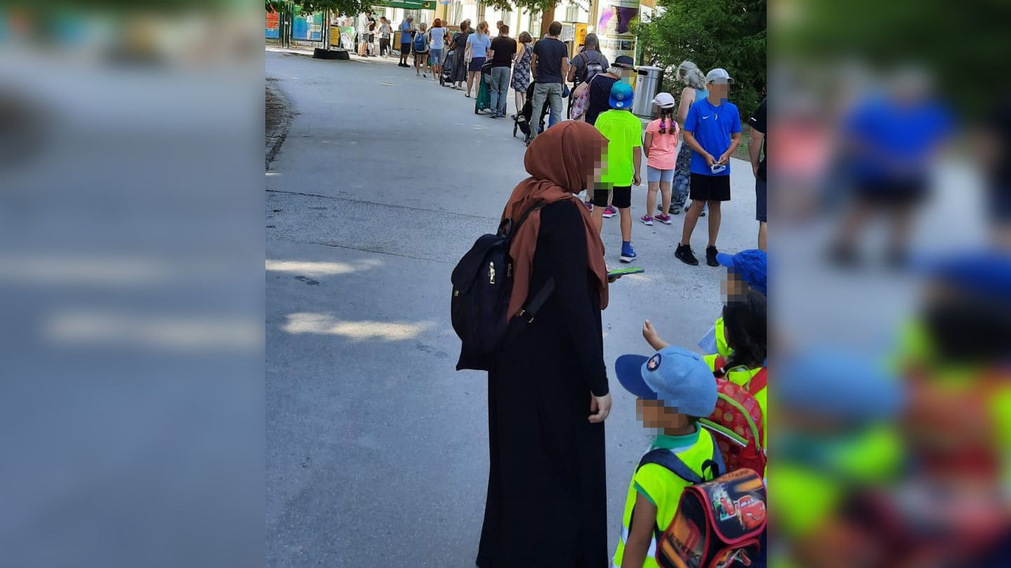 Mehrere Besucher warteten vor dem Eingang zum Zoo.