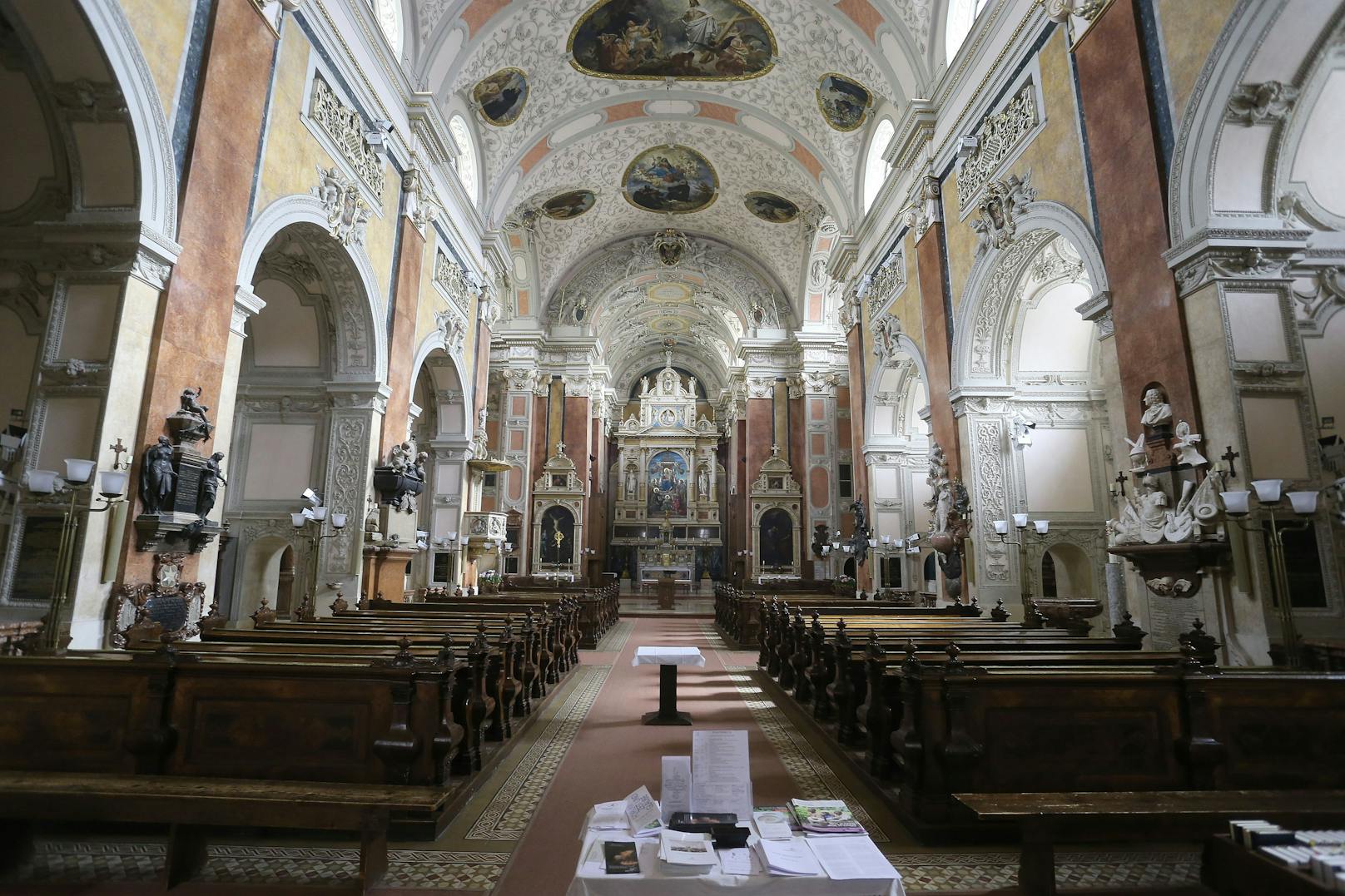 Ein 42-jähriger Österreicher wurde dabei beobachtet, wie er Bargeld aus dem Opferstock einer Kirche in Wien stahl. (Im Bild: Schottenkirche)&nbsp;