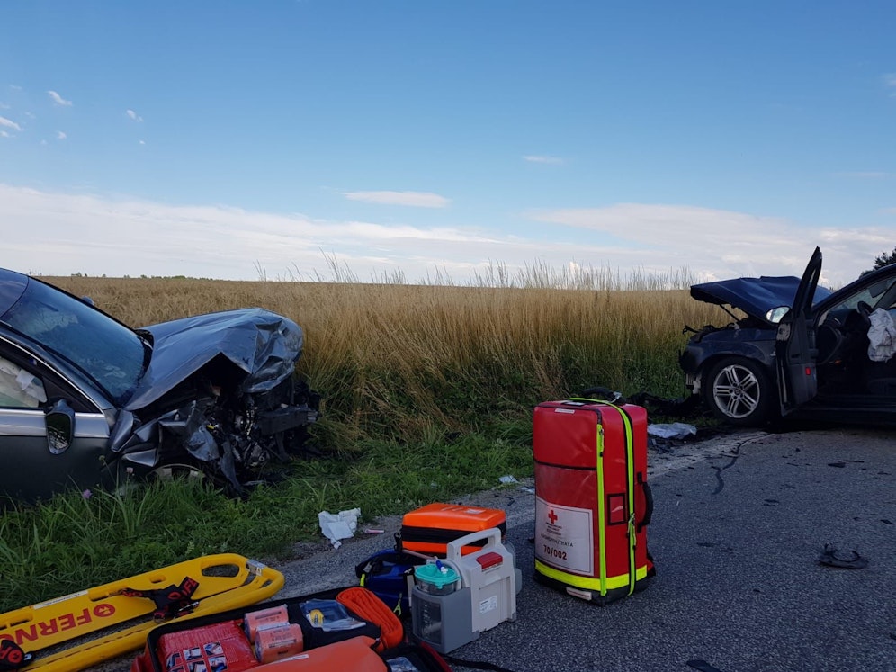 Ein Überholmanöver endete mit einem Crash.