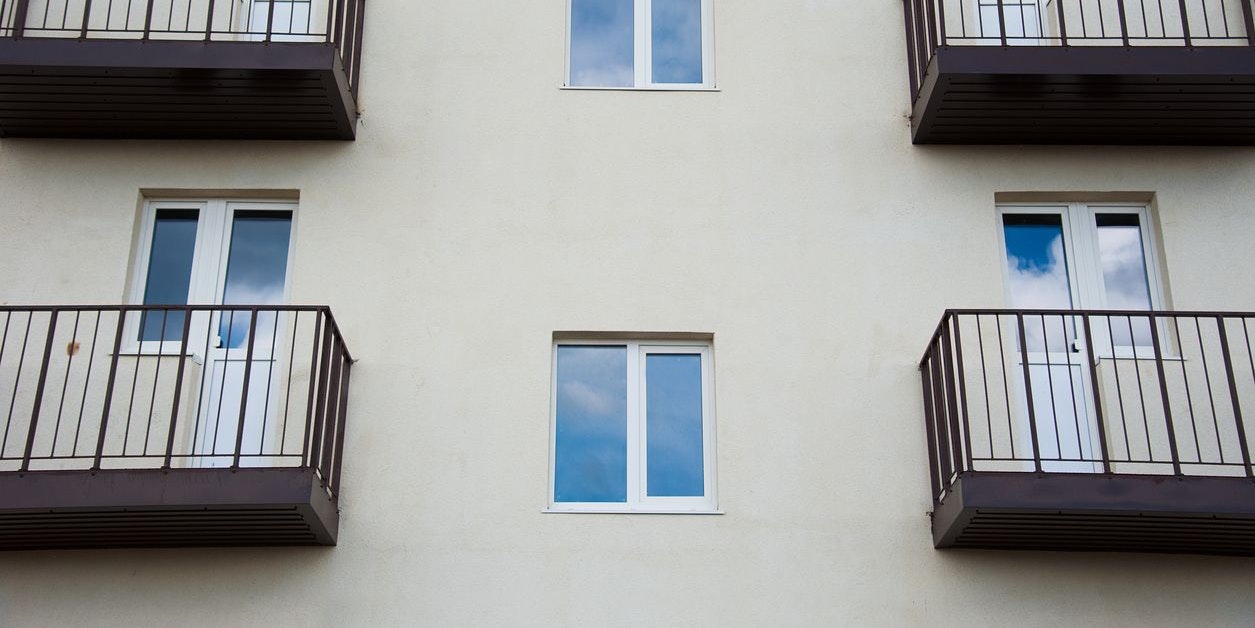 Über den Abgrund hinweg wurde das Ehepaar mit Abwaschwasser attackiert