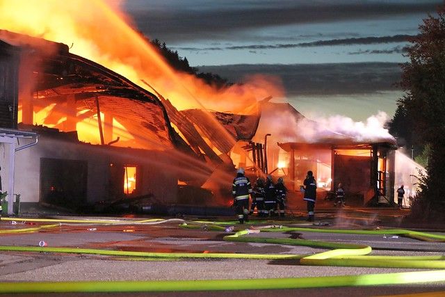 Bilder des Feuerwehr-Großeinsatzes im ECO-Park in Wernersdorf am 15. Juli 2021.
