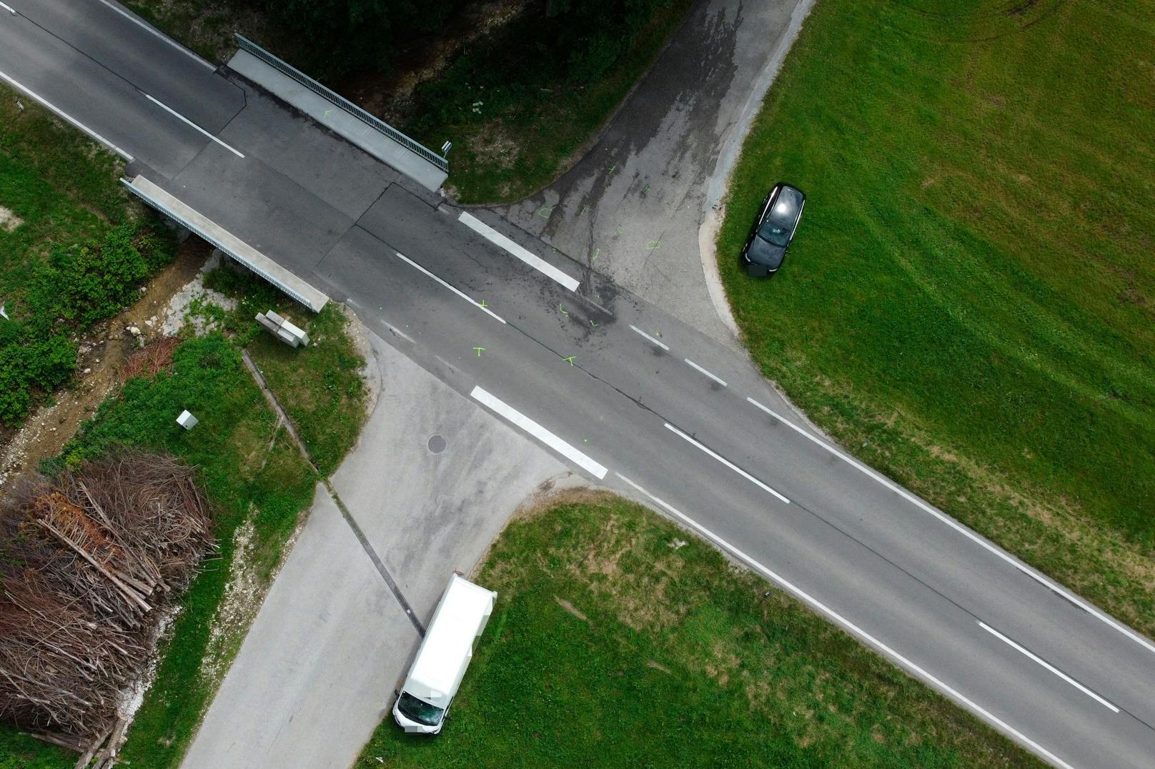 Bei einem Verkehrsunfall in Oberhofen am Irrsee sind am 16. Juli 2021 zwei Menschen ums Leben gekommen.