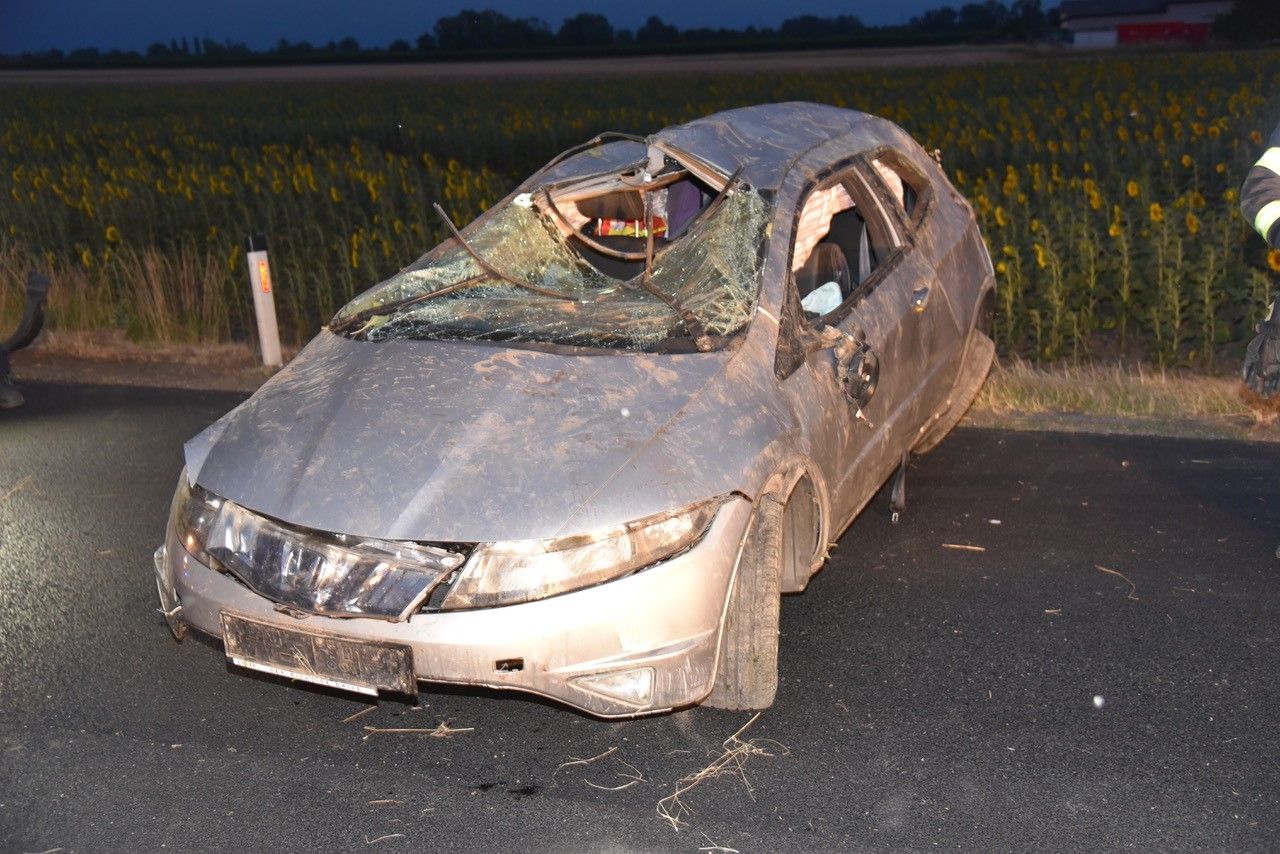 Der schwer beschädigte Wagen wurde von der Feuerwehr geborgen.