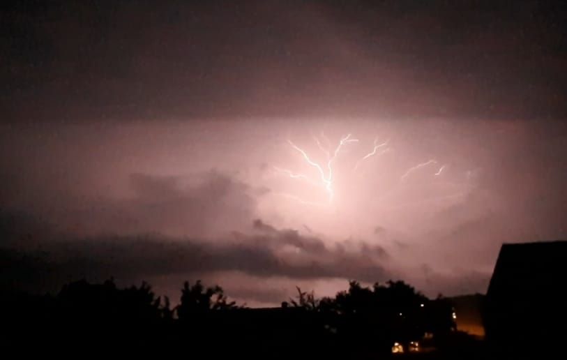 Ein Blitz über Müllendorf im Burgenland.