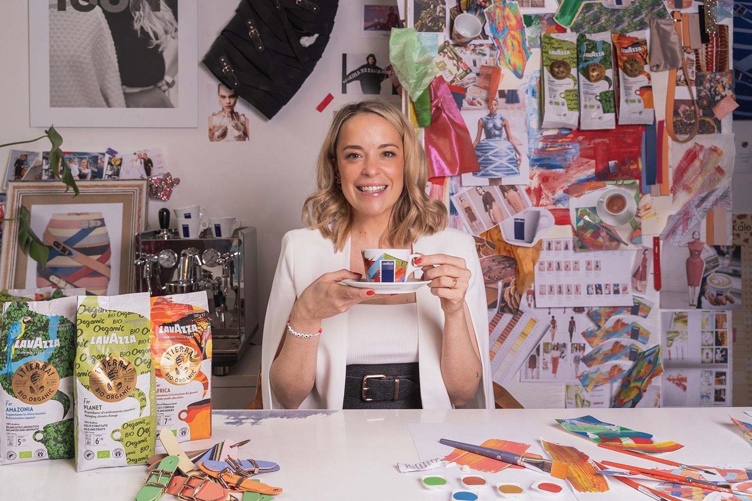 Marina Hoermanseder mit ihrem Tassendesign für "Lavazza"