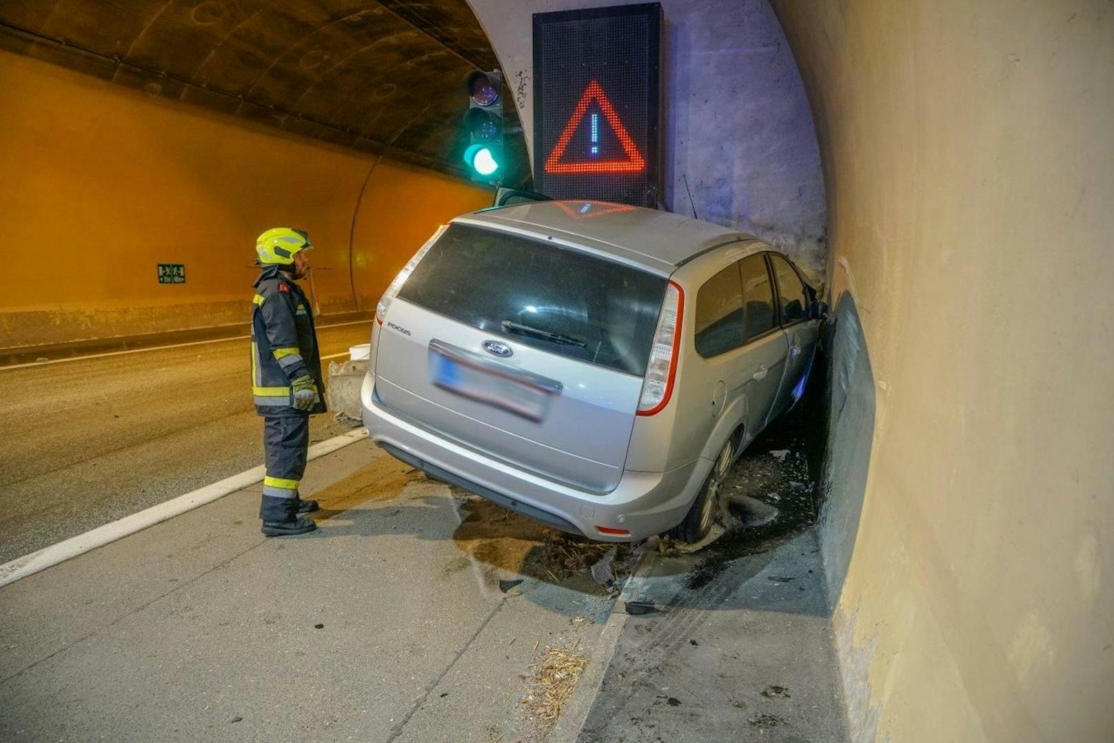 Ein Autofahrer krachte am Ende einer Pannenbucht frontal in die Wand im Semmeringtunnel S6.