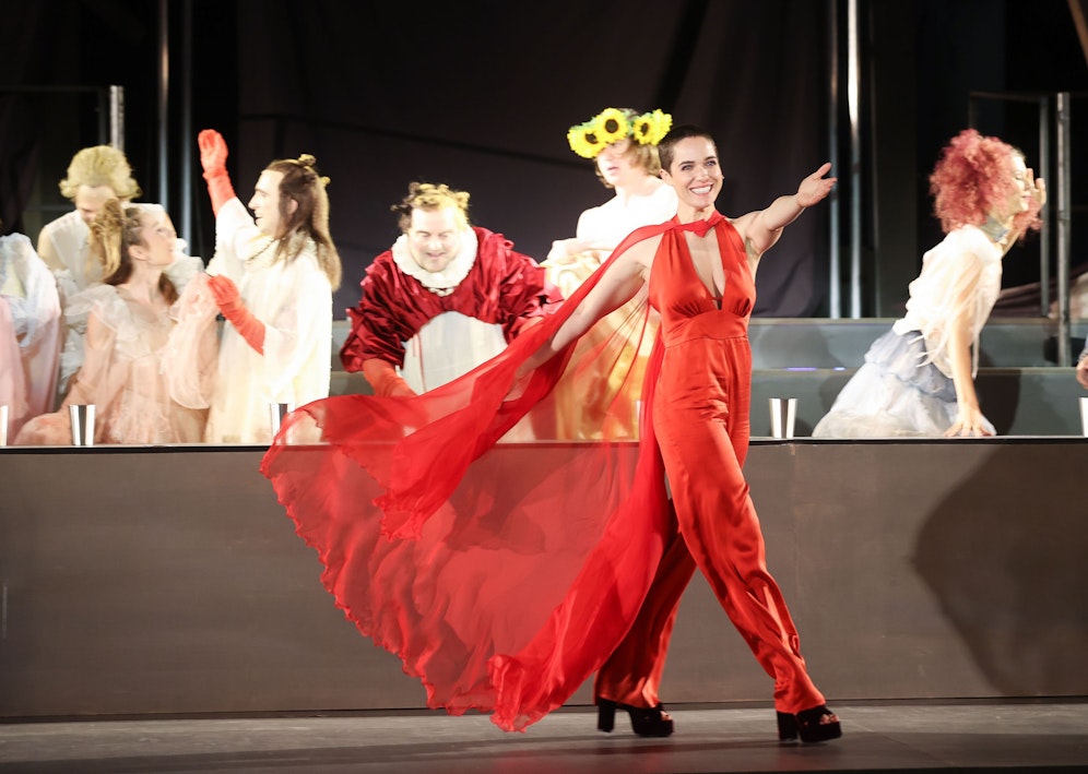 Die Buhlschaft (Verena Altenberger) musste bei der Premiere im Festspielhaus auftreten. Der Regen machte eine Aufführung am Domplatz unmöglich. Bild von einer Probe.