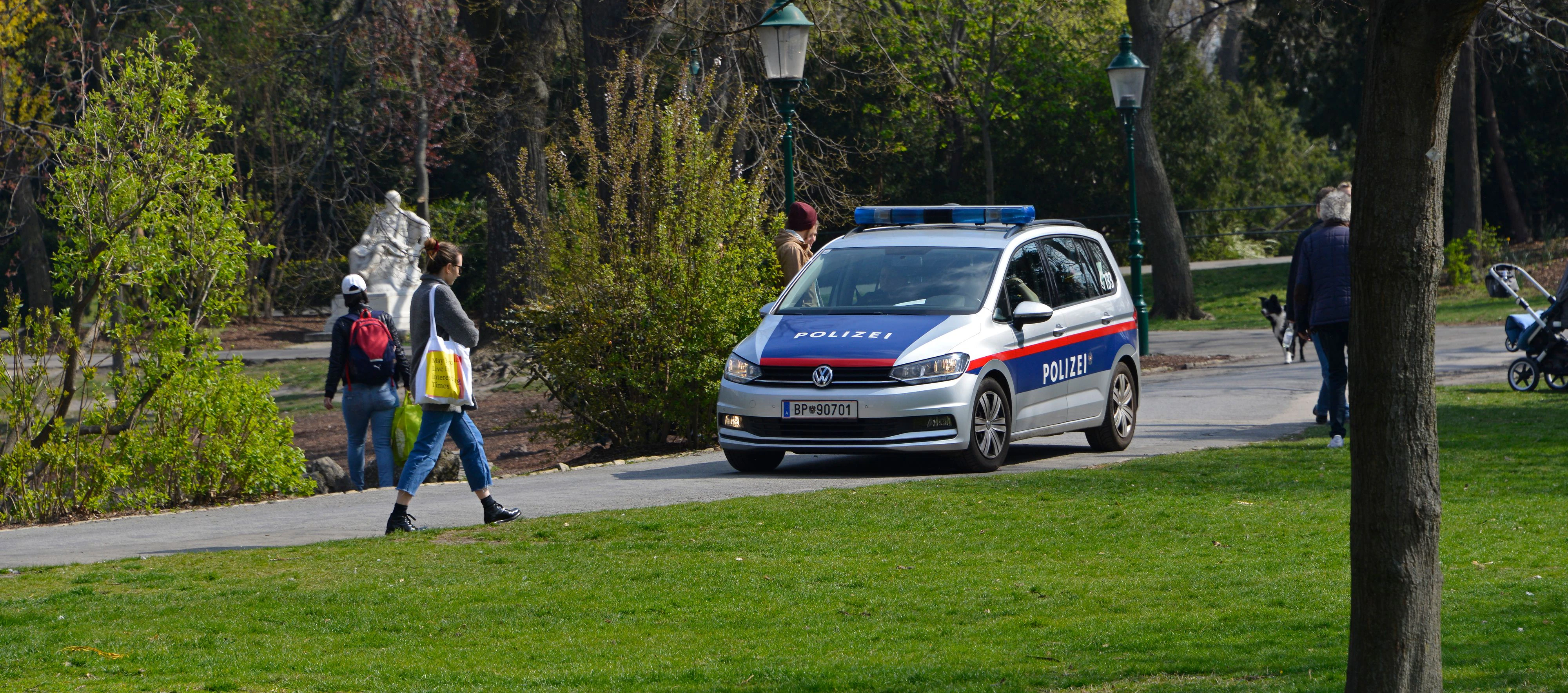 Download von www.picturedesk.com am 17.07.2021 (10:54).  Die Polizei kontrolliert die Ausgangsbeschränkung im Wiener Stadtpark bei Schönwetter .Der Coronavirus in Österreich. Ab 16.03.2020 gibt es eine Ausgangsbeschränkung in ganz Österreich. 1. Bezirk, 1010, Innere Stadt, Wien, Österreich - 20200329_PD6036 - Rechteinfo: Rights Managed (RM)