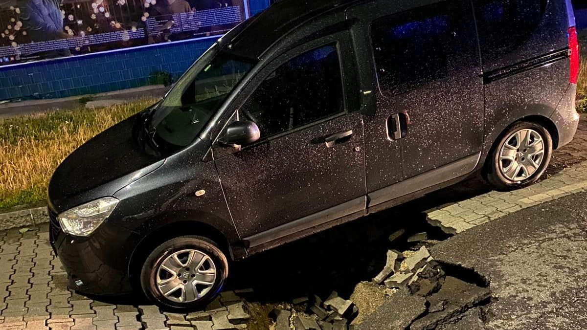 In Floridsdorf  entstand ein riesiges Loch in der Straße.